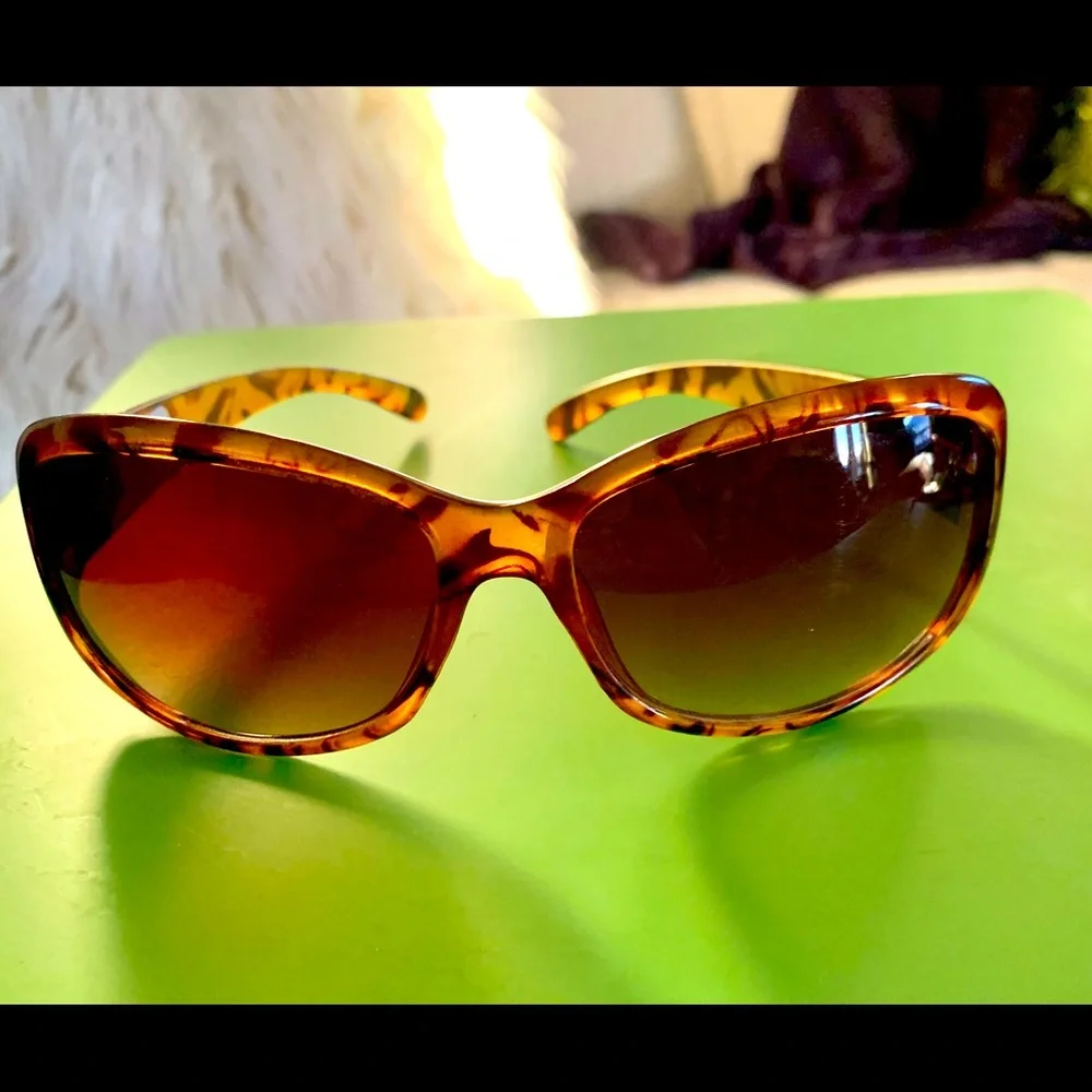 Tortoise Shell Women’s Sunglasses UV Protection Shamrock Detail Neutral Brown